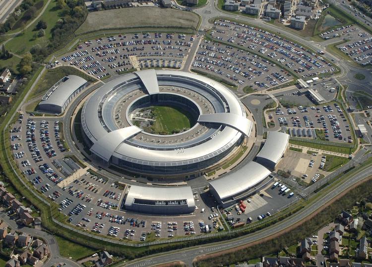 Lækageramt. I 2013 vakte den amerikanske whistleblower Edward Snowden international opsigt, da han afslørede omfattende overvågning og aflytning fra blandt andet den britiske efterretningstjeneste GCHQs hovedkvarter. Nu viser lækkede dokumenter fra Snowden, at GCHQ også har opnappet mails fra journalister ansat hos store, internationale aviser 