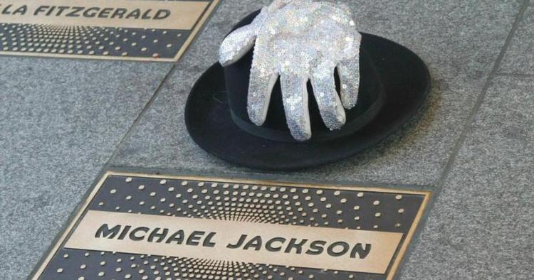 Hyldest. Store kunstnere mindes på Walk of Fame ved Apollo Theatre i Harlem, New York. F.eks. Michael Jackson. 