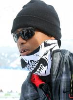 tandløs. Tiger Woods fik slået en tand ud, da han ville overraske kæresten under sejrsceremoni efter Super G-løbet i Cortina d'Ampezzo. 