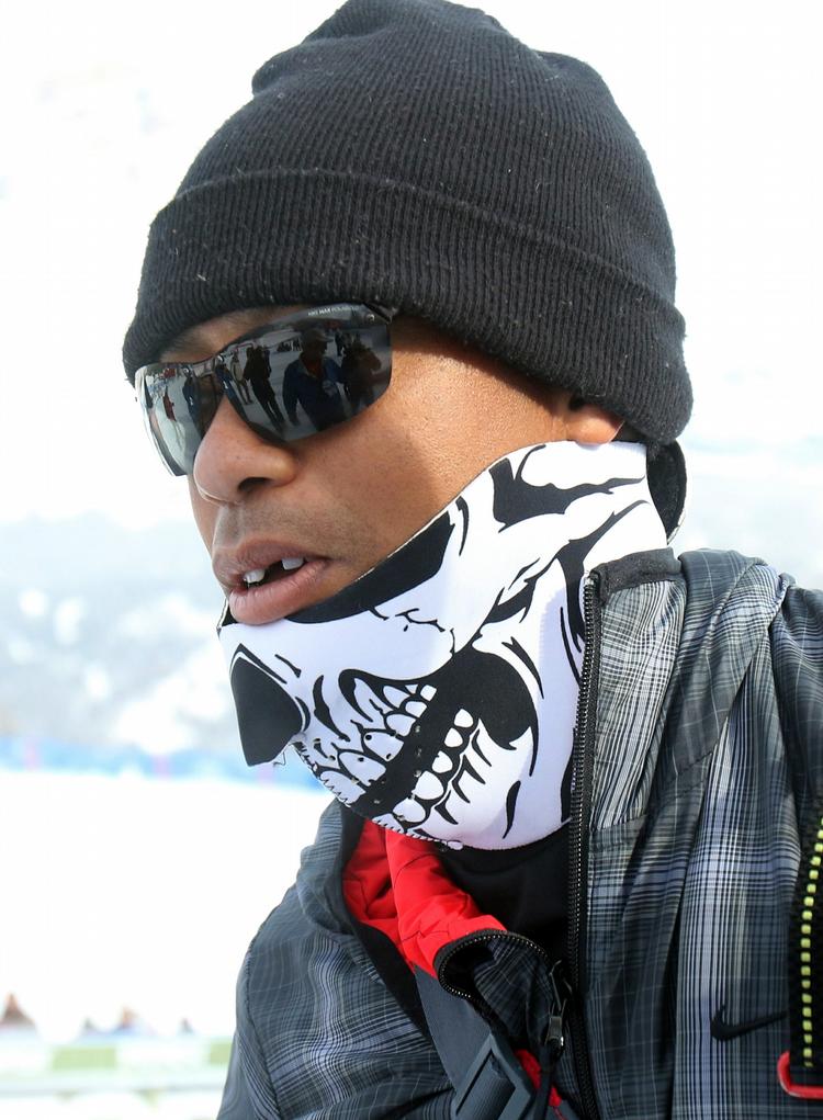 tandløs. Tiger Woods fik slået en tand ud, da han ville overraske kæresten under sejrsceremoni efter Super G-løbet i Cortina d'Ampezzo. 