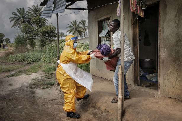 55-årige Jariatu Sesay, som er alvorligt ramt af ebola bliver hjulpet ud af sit hjem i Kissy Town og hen til et behandlingssted. En sygeplejerske i PPE (personal pretection equipment) hjælper hende. Hendes søn, som har taget sig af hende indtil nu, hjælper også - dog uden beskyttelsesdragt. 