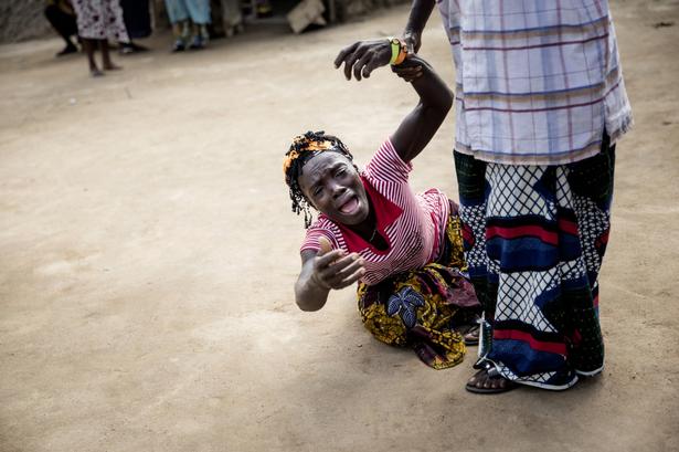 Jariath Sesay er omsider blevet hentet af en ambulance til trods for, at hun har i dagevis har haft symptomer, der alle tyder på ebola. Hendes tilstand er yderst kritisk, og med en dødelighed på op mod 90 procent er der stor risiko for, at Jariath Sesay aldrig kommer hjem igen. Da ambulancen kører, bryder hendes datter sammen i gråd. 
