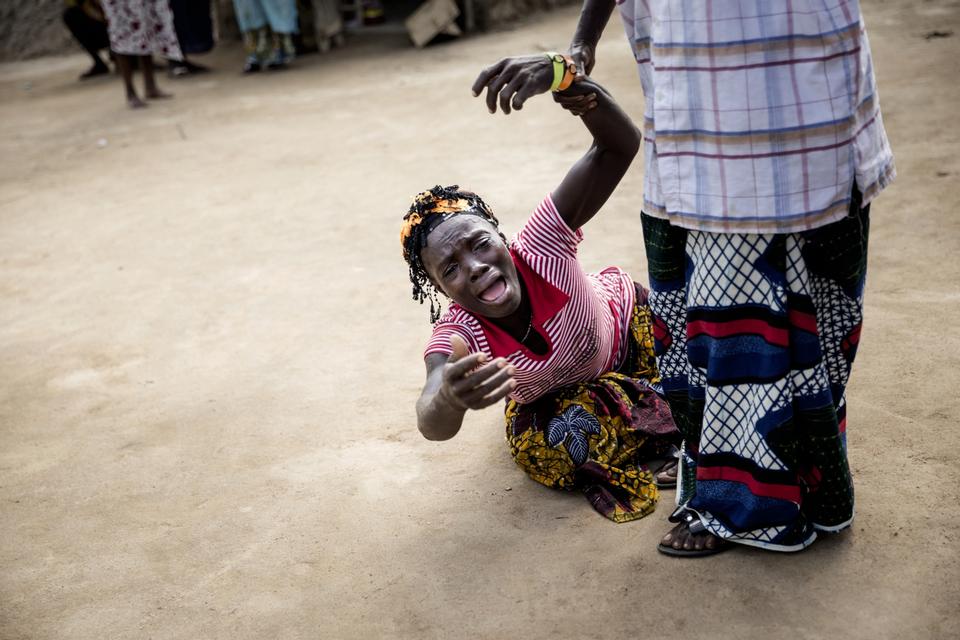 Jariath Sesay er omsider blevet hentet af en ambulance til trods for, at hun har i dagevis har haft symptomer, der alle tyder på ebola. Hendes tilstand er yderst kritisk, og med en dødelighed på op mod 90 procent er der stor risiko for, at Jariath Sesay aldrig kommer hjem igen. Da ambulancen kører, bryder hendes datter sammen i gråd. 