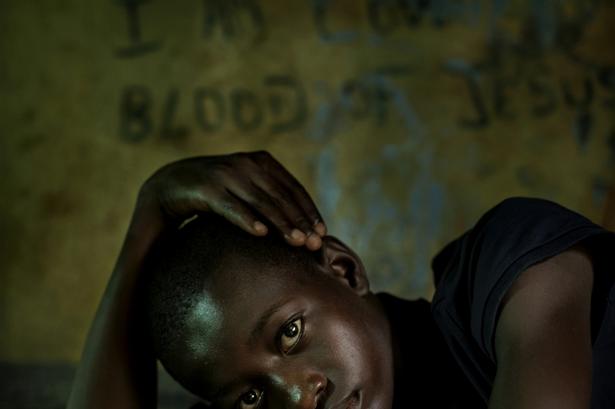 Idris Contehs mor døde af ebola, og som det ofte sker, er den 9-årige dreng nu offer for frygt og stigmatisering. Indtil videre ønsker ingen pårørende at have kontakt med og tage vare på Idris Conteh, som derfor bor med 21 andre »ebola-børn« på The Interim Child Center nær Freetown. Over hans seng står skrevet »I'm the blood of Jesus«. 