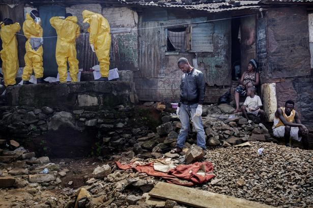 67-årige Sheku Mansary er død i sit hjem af ebola, og hans lig skal nu hentes i den tætbefolkede »Kissy Mess Mess« i Freetown. Han efterlader sig 14 børn. Selvom det udgør en stor smittefare bliver madrasser, tæpper og sengelinned sjældent destrueret fra den syges hjem. Begravelsesholdene insisterede i begyndelsen, men måtte opgive, da det første til voldelige konfrontationer med fattige pårørende, der ikke ønsker at miste deres eneste ejendele. Istedet bliver de forsøgt renset med klor. 