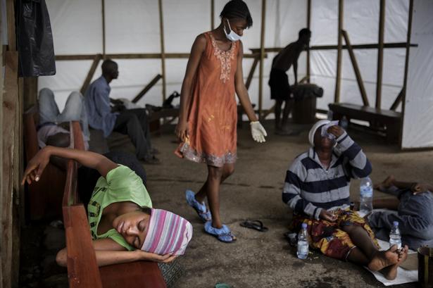 Den største flaskehals i bekæmpelsen af ebola er en akut mangel på hospitalssenge. Smittebærende personer må vente i dagevis på behandling. Familien Fofana-Kamara er blevet så utålmodige, at de er taget ind til Connaught Hospital, hvor de venter foran hovedindgangen på ledige pladser. Alle viser de tydelige tegn på ebola, bortset fra 16-årige Isha Kamara som, iført orange kjole og en enkelt handske, forsøger at tage vare på sine familiemedlemmer. Hospitalet gør intet for at begrænse smitten eller behandle de desperate syge, som er mødt op uden aftale. 