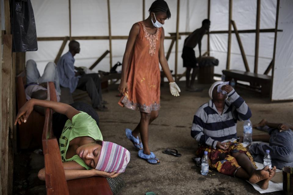 Den største flaskehals i bekæmpelsen af ebola er en akut mangel på hospitalssenge. Smittebærende personer må vente i dagevis på behandling. Familien Fofana-Kamara er blevet så utålmodige, at de er taget ind til Connaught Hospital, hvor de venter foran hovedindgangen på ledige pladser. Alle viser de tydelige tegn på ebola, bortset fra 16-årige Isha Kamara som, iført orange kjole og en enkelt handske, forsøger at tage vare på sine familiemedlemmer. Hospitalet gør intet for at begrænse smitten eller behandle de desperate syge, som er mødt op uden aftale. 