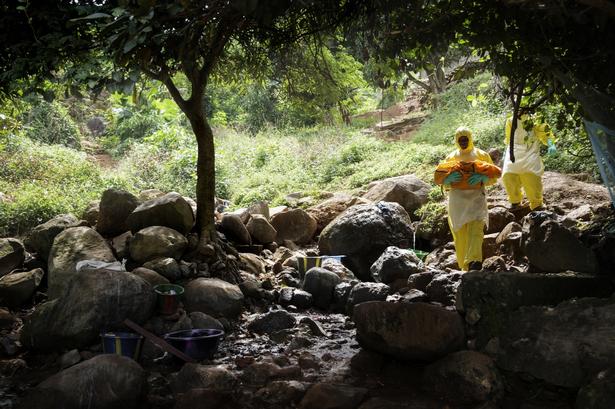 Et begravelseshold henter liget af 2-årige Kandeh Kargbo fra familiens hjem i Masoni. Man regner med at barnet døde af ebola. 