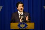 gidseltagning. Den japanske ministerpræsident Shinzo Abe, der i øjeblikket er på rundrejse i Mellemøsten, holdt i dag pressekonference i Jerusalem. Tidligere i dag offentliggjorde Islamisk Stat en video med fremvisning af to japanske gidsler, som gidseltagerne truer med at dræbe, med mindre der udbetales en løsesum svarende til godt 1,2 milliarder kroner. Shinzo Abe kræver, at gidslerne sættes fri øjeblikkeligt. 