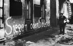 propaganda. Lige til det sidste forsøgte Hitlers propagandaminister, Joseph Goebbels, at mobilisere tyskerne - blandt andet med slogans som 'Sejr eller Sibirien', som her ses på en mur i Berlin i begyndelsen af 1945 