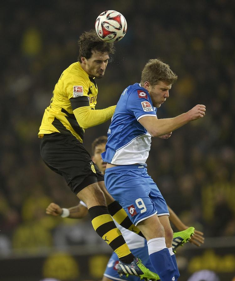 klubmand.  Mats Hummels (tv) kom til Borussia Dortmund i 2009, og den stærke midterforsvarer har åbenbart ikke tænkt sig at forlade klubben, selv om Dortmund frister en tilværelse i bunden af Bundesligaen. 