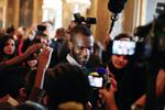 Frankrig. Lassana Bathily taler med en gruppe børn ved en ceremoni i Paris, hvor også USA's udenrigsminister John Kerry og Paris' borgmester, Anne Hidalgo, deltager. 