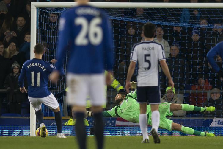 fejlvurdering. Kevin Mirallas (tv) brænder straffesparket mod West Bromwich - og blev derefter skiftet ud. 