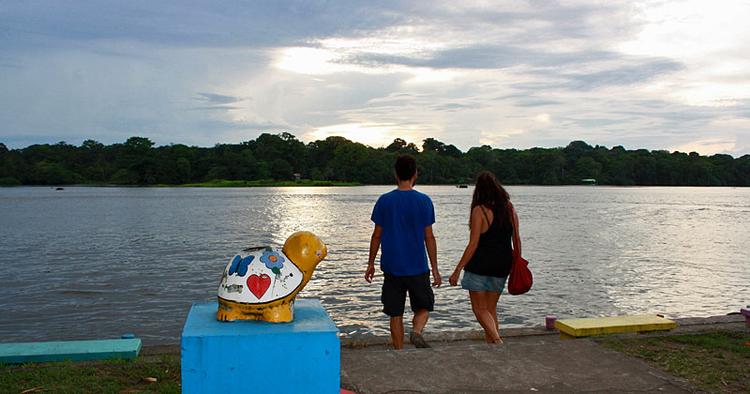 Afhængighed. I landsbyen Tortuguero,  der ligger omringet af Det Caribiske Hav og floden Tortuguero, lever man af den grønne skildpadde, der årligt tiltrækker 33.000 besøgende. Det forhistoriske dyr drager også fordel af indtægterne fra turisterne, der går til bl.a. forskning, informationskampagner og bedre beskyttelse. 