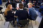 læsevaner. Victoria Larsen, Emil Clemmensen og Magnus Svendsen fra 9. x på Vadgård Skole i Søborg tror, at drenge bruger lidt for meget tid på deres computere frem for at læse bøger. Magnus Svendsen synes dog, det er sjovt at læse, og har læst biografier om Mærsk og Stein Bagger. 