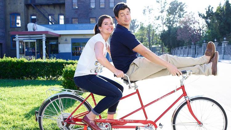 Skuespil. Casey Wilson spiller med lovlig store fagter, ligesom Jake er tegnet skødesløst og for karikeret op.