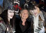 Udlevering. Filminstruktøren Roman Polanski risikerer fortsat at blive udleveret til USA. På billedet ses han med to vampyrer næsten 50 år efter hans film Vampyrernes nat havde premiere. 