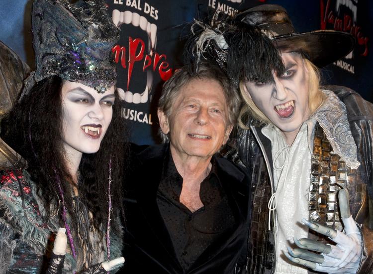 Udlevering. Filminstruktøren Roman Polanski risikerer fortsat at blive udleveret til USA. På billedet ses han med to vampyrer næsten 50 år efter hans film Vampyrernes nat havde premiere. 