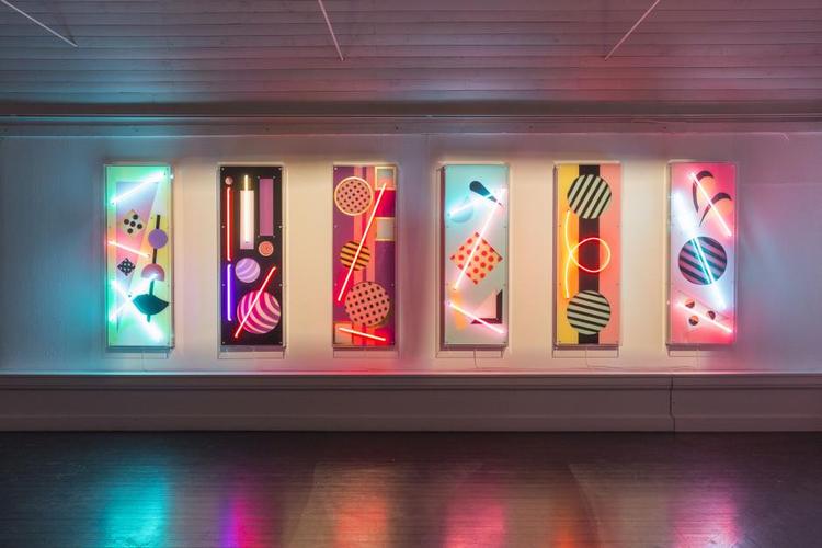 Geometri. I den mørklagte midtersal lyser Evren Tekinoktays sammensatte relieffer med al deres urolige geometri.