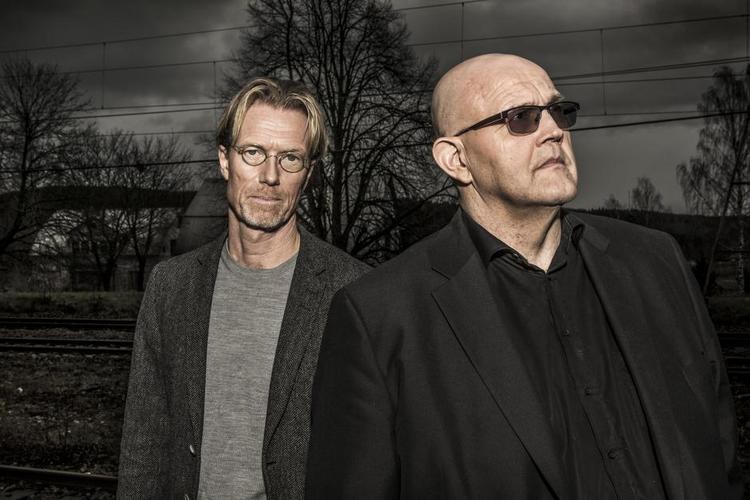 PLET. Såvel Anders Roslund som Börge Hellström kan betjene skydevåben, hvilket de demonstrerer over for deres mindre træfsikre kolleger. 