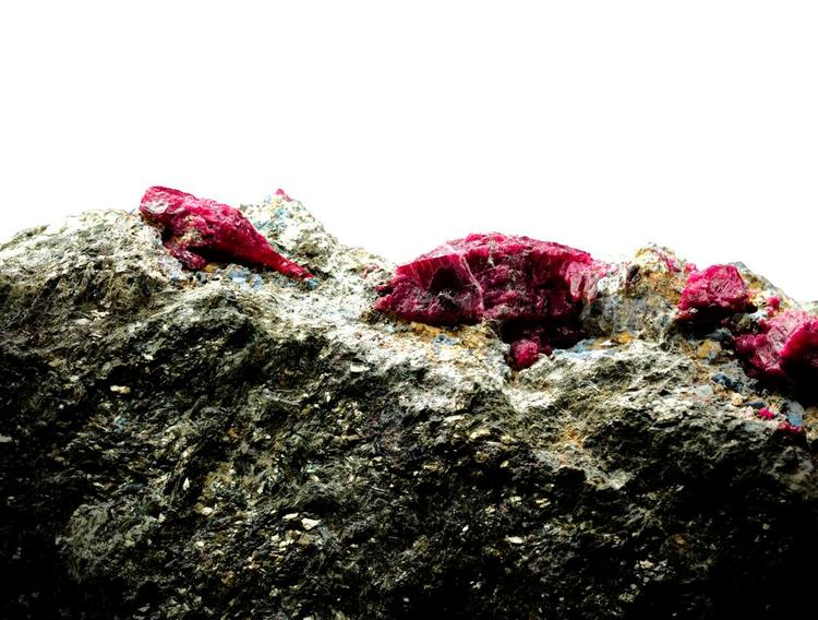 Ædelsten. Aappaluttoq betyder 'Det Røde Fjeld'. Her har  vulkansk aktivitet dannet et af jordens hårdeste mineraler, korund, og krom har farvet det rødt. Resultatet er rubin og safir. Stenen her er ern af de prøver, der fik canadiske investorer tilat sætte penge i en mine. 