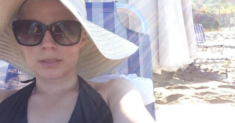 FRED OG RO. Cecilie Stenspil tager en ’selfie’ inden læsning af bog og ro i tre uger på Korfu. 