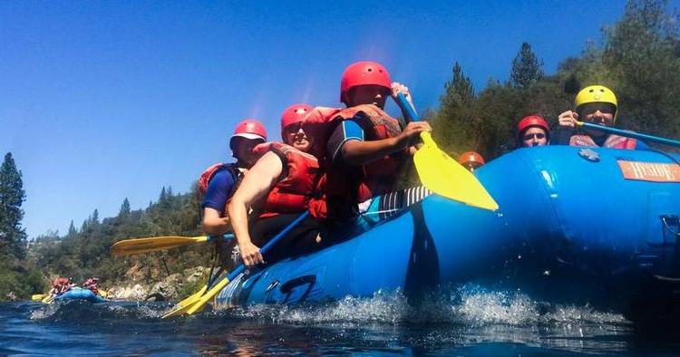 Trængsel. Floderne i Californien tiltrækker masser af gummibådsturister. Alene på American River er det omkring 100.000 om året. 