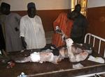 Offer. En mand behandles for sine skader efter at en bilbombe detonerede i det nordlige Nigeria forleden. Her har Boko Haram i længere tid terroriseret lokalbefolkningen med vilkårlige drab, voldtægter, husafbrændinger og bortførelser i kampen for at oprette en islamistisk stat. 