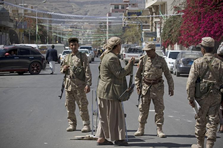 BARRIKADE. Houthi-oprørere står vagt ved en af deres blokader på vejen, der fører ned til præsidentpaladset i Sana'a, Yemen. 