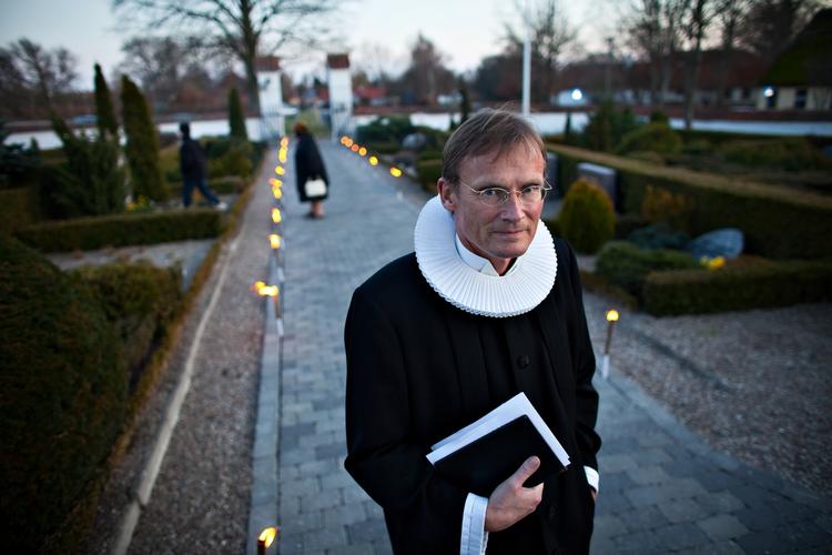 Kristendommen. Poul Joachim Stender er en af de præster, der mener, at Per Ramsdals udtalelser ikke er i orden, »jeg synes, han minimerer gud enormt«. 