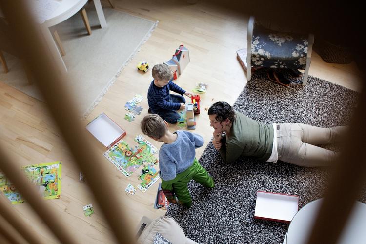 nærvær. Tina Josephine Holst er meget bevidst om at give sine to sønner, Mattias på næsten seks og Sebastian på tre år, fokuseret nærvær. Hver dag spiser de eftermiddagsmad sammen efter børnehave, og bagefter er der legetid. 