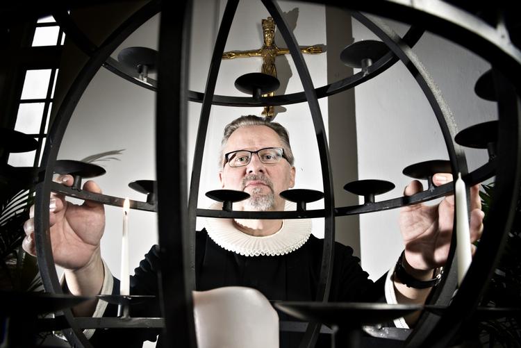 Tro. »Folkekirken har den mission at forkynde evangeliet og den tro, som den luthersk-evangeliske kirke står på. Det er det, vi ansætter præster til, og når vi giver dem penge for det, så forventer vi også, at de lever op til den opgave. Hvis ikke de kan det, må de lade være med at være præster«, siger kirkeminister, Marianne Jelved (R). 