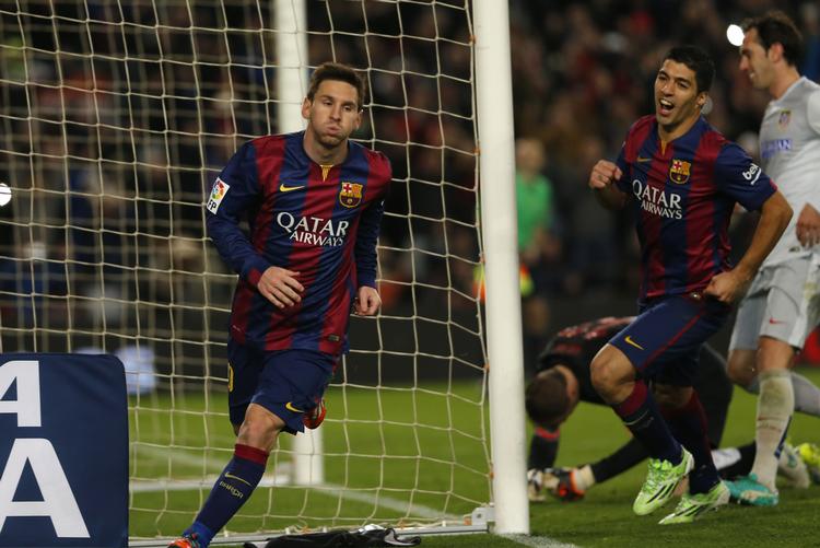 1-0. Et lettelsens suk forlader Lionel Messi, efter han i to forsøg har scoret Barcelonas sejrsmål. 
