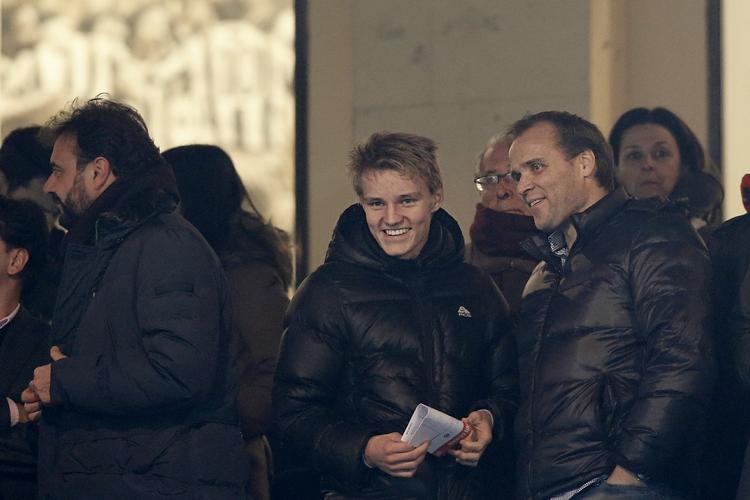 Ny. Ødegaard (i midten) hat besøgt Real Madrid flere gange, inden han skrev under på kontrakten. Her er han til pokalkamp tidligere på måneden. 