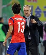 Stielike. Den tysker træner er upopulær i den sydkoreanske presse. 
