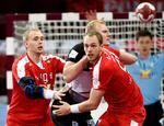 skub. Brødrene René (tv.) og Henrik Toft Hansen har her fat i tyske Patrick Wiencek, og den kontante stil vil blive fortsat under VM-slutrunden. 