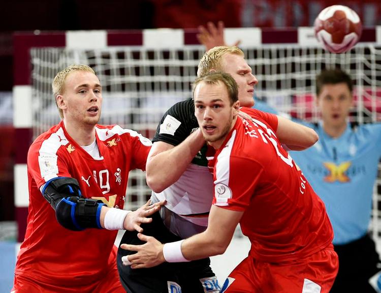 skub. Brødrene René (tv.) og Henrik Toft Hansen har her fat i tyske Patrick Wiencek, og den kontante stil vil blive fortsat under VM-slutrunden. 