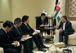 gidselsituation. Den japanske viceudenrigsminister Yasuhide Nakayama (nummer tre fra venstre) står i spidsen for den japanske delegation, der i går ankom til Jordan. Håbet er, at det kan lykkes at redde de to japanske gidsler, som Islamisk Stat truer med at dræbe, hvis ikke der udbetales løsesum inden fredag morgen dansk tid. Her modtages delegationen af Jordans Kong Abdullah II i Amman. 