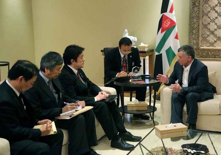 gidselsituation. Den japanske viceudenrigsminister Yasuhide Nakayama (nummer tre fra venstre) står i spidsen for den japanske delegation, der i går ankom til Jordan. Håbet er, at det kan lykkes at redde de to japanske gidsler, som Islamisk Stat truer med at dræbe, hvis ikke der udbetales løsesum inden fredag morgen dansk tid. Her modtages delegationen af Jordans Kong Abdullah II i Amman. 