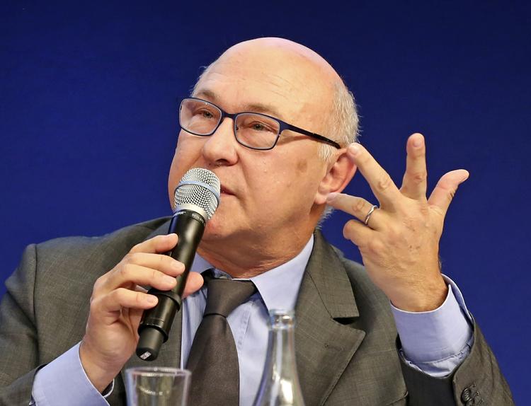 forhåbningsfuld. Frankrig er hårdt presset af dårlig økonomi og høj arbejdsløshed, og derfor er finansminister Michel Sapin meget interesseret i, at ECB sparker gang i en økonomisk redningsplan. 