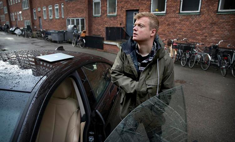 efterladt. Standupkomiker Tobias Dybvad har to gange glemt en computer på taget af sin bil. 