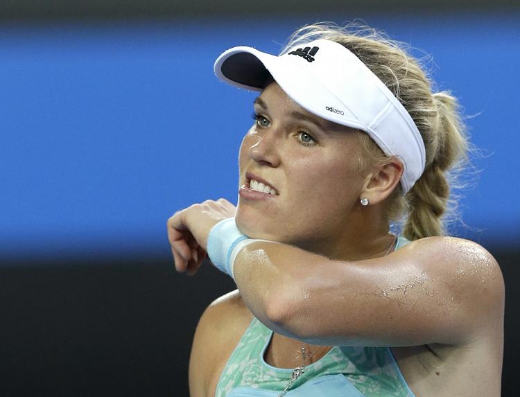 Hviderussiske Victoria Azarenka var for stor en mundfuld for Caroline Wozniacki, der tabte i to sæt. 