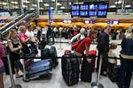 Ventetid. Er det forbrugerklagenævnet, Trafikstyrelsen eller Pakkerejse Ankenævnet, man skal klage til, hvis man er blevet forsinket på rejsen? Det kan være svært at gennemskue. Personerne på billedet har ikke noget med den omtalte sag fra Nordjylland at gøre. 