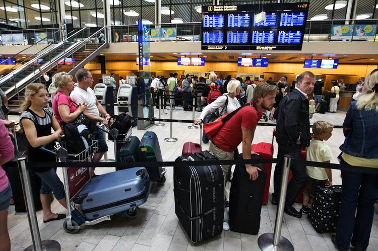 Ventetid. Er det forbrugerklagenævnet, Trafikstyrelsen eller Pakkerejse Ankenævnet, man skal klage til, hvis man er blevet forsinket på rejsen? Det kan være svært at gennemskue. Personerne på billedet har ikke noget med den omtalte sag fra Nordjylland at gøre. 