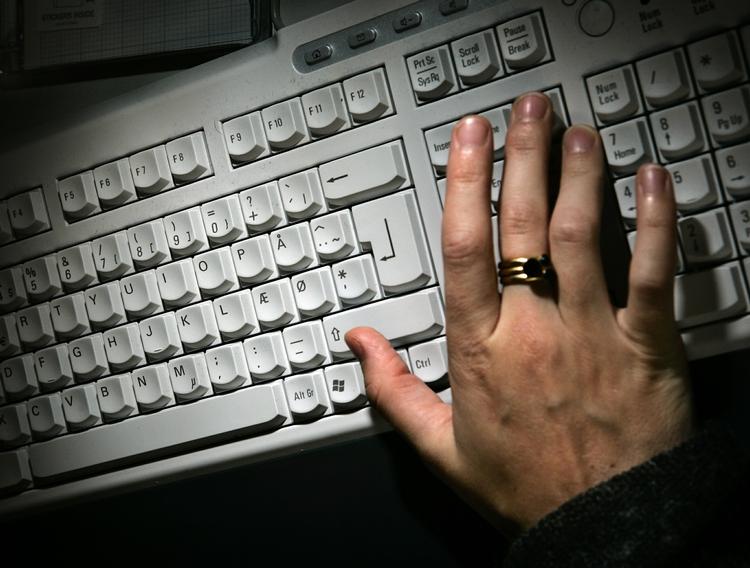 overvåget. Flere og flere overvåger partneren på sociale medier. Det får jalousien til at blomstre. 