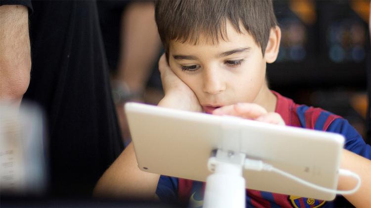 ONLINESKOLE. Nu kan man endelig få den komplette Khan Academy-læreoplevelse på iPad. Indtil videre har alle opgaverne manglet, og man har kun kunnet se videoer. 