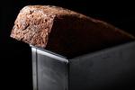 rugbrød. De faste former giver et bedre resultat til dit hjemmebagte rugbrød end silikoneformene. 