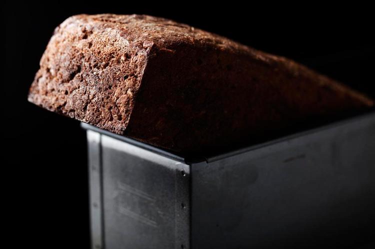 rugbrød. De faste former giver et bedre resultat til dit hjemmebagte rugbrød end silikoneformene. 