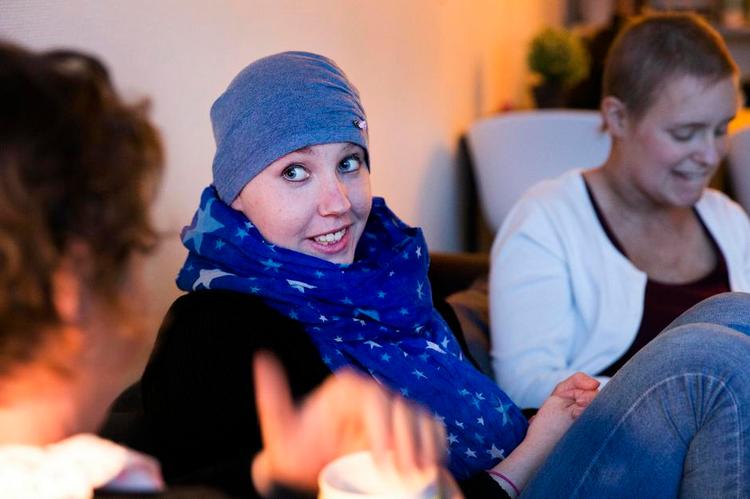 FÆLLESSKAB. I Kræftværket er der ingen dumme spørgsmål eller emner, der ikke kan tages op. I dag er Anja Nielsen (tv), Helena Wanting Jespersen, Anne Hee Schougaard og Vivi Bader kommet forbi til snak og varm kakao. Foto: Finn Frandsen 