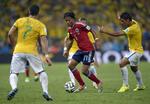 eftertragtet. Juan Cuadrado (midt), som her er omgivet af brasilianske spillere i VM-kvartfinalen, har imponeret både for Colombia og Fiorentina. 